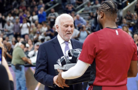 对球队在接 对球队在接